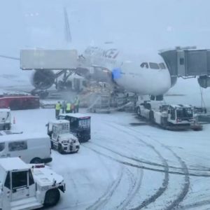 Χιόνια και παγετός παραλύουν τη δυτική Ευρώπη: Aκυρώσεις πτήσεων, σκι στους δρόμους του Παρισιού