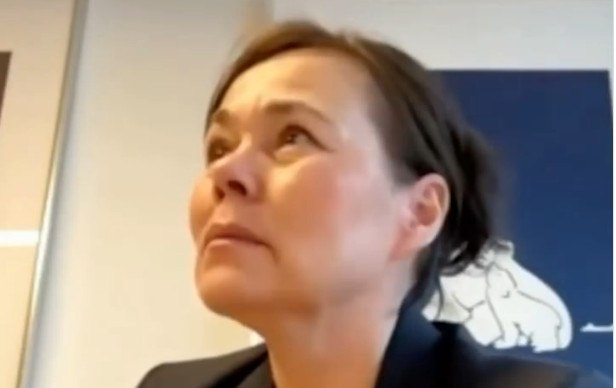 Έβαλε τα κλάματα η υπουργός Εξωτερικών της Γροιλανδίας, Βίβιαν Μότσφελντ: «Τεράστια πίεση»