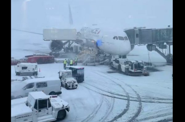 Χιόνια και παγετός παραλύουν τη δυτική Ευρώπη: Aκυρώσεις πτήσεων, σκι στους δρόμους του Παρισιού
