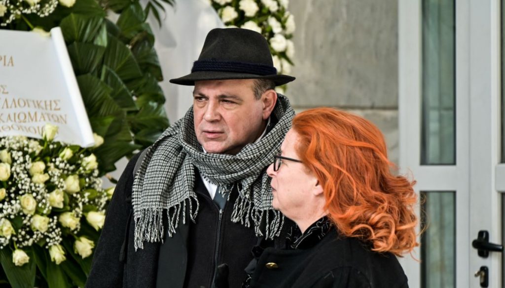 Κηδεία Μέλπως Ζαρόκωστα: Το τελευταίο χειροκρότημα στην ηθοποιό – Συγκινημένος ο γιος της Μιχάλης Παγουλάτος