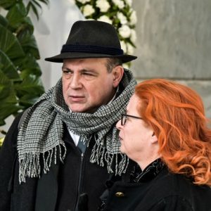 Κηδεία Μέλπως Ζαρόκωστα: Το τελευταίο χειροκρότημα στην ηθοποιό – Συγκινημένος ο γιος της Μιχάλης Παγουλάτος