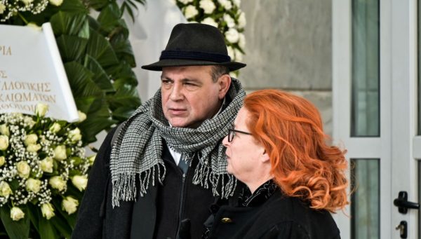 Κηδεία Μέλπως Ζαρόκωστα: Το τελευταίο χειροκρότημα στην ηθοποιό – Συγκινημένος ο γιος της Μιχάλης Παγουλάτος