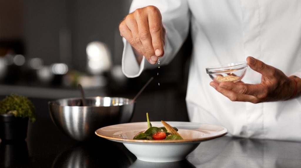 Η χώρα που αναζητά σεφ για το καλοκαίρι του 2026: Μισθοί έως 2.800 ευρώ και διαμονή