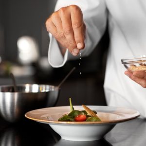 Η χώρα που αναζητά σεφ για το καλοκαίρι του 2026: Μισθοί έως 2.800 ευρώ και διαμονή