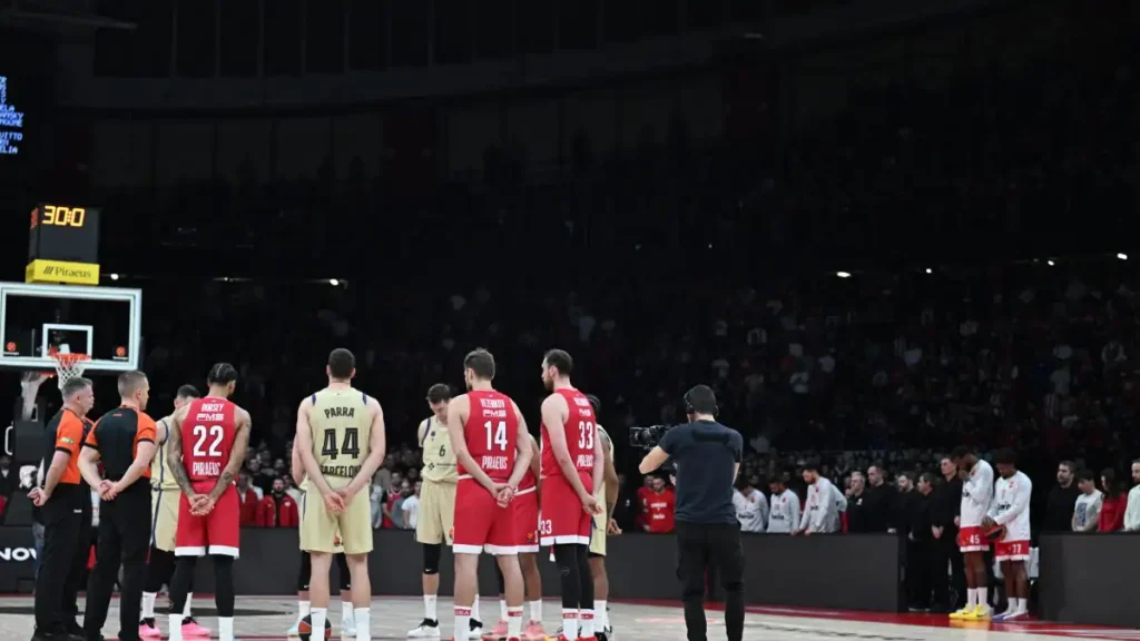 Πανό των οπαδών του Ολυμπιακού για τους αδικοχαμένους φίλους του ΠΑΟΚ στο ΣΕΦ: «Με το κασκόλ στα χέρια η τελευταία σας πνοή»