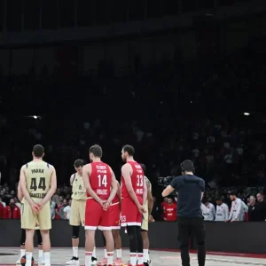 Πανό των οπαδών του Ολυμπιακού για τους αδικοχαμένους φίλους του ΠΑΟΚ στο ΣΕΦ: «Με το κασκόλ στα χέρια η τελευταία σας πνοή»