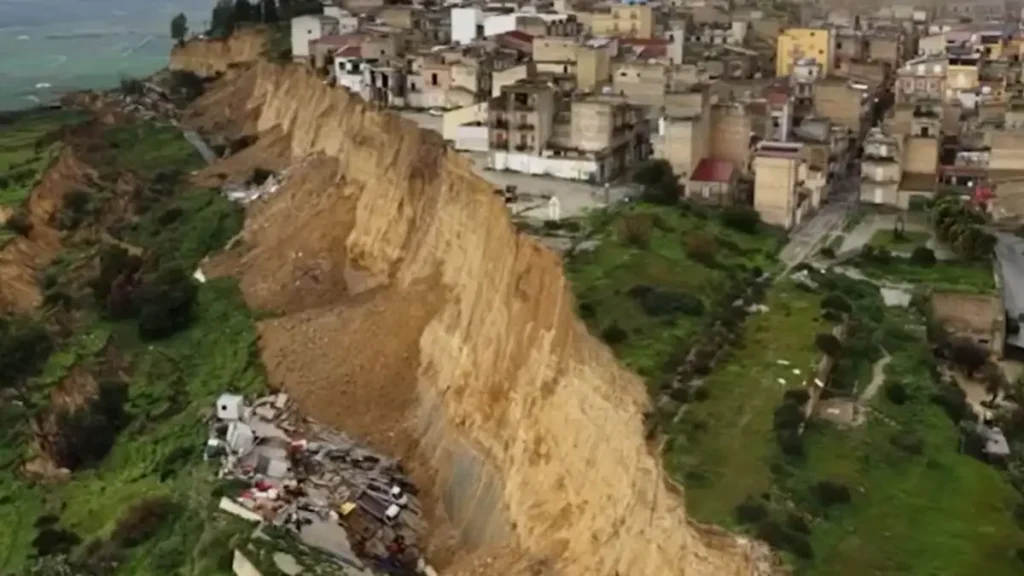 Σε κατάσταση έκτακτης ανάγκης Σικελία, Σαρδηνία, Καλαβρία στη νότια Ιταλία μετά τις καταιγίδες, βίντεο με σπίτια να γλιστράνε στον γκρεμό