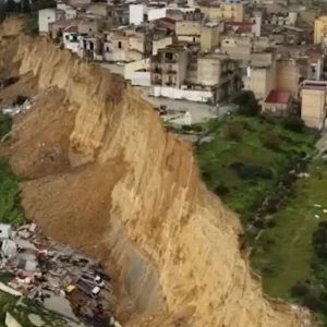 Σε κατάσταση έκτακτης ανάγκης Σικελία, Σαρδηνία, Καλαβρία στη νότια Ιταλία μετά τις καταιγίδες, βίντεο με σπίτια να γλιστράνε στον γκρεμό