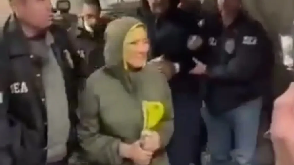 Οι πρώτες εικόνες της συζύγου του Νικολάς Μαδούρο, Σίλια Φλόρες, μετά τη σύλληψή τους στη Βενεζουέλα από τις ΗΠΑ