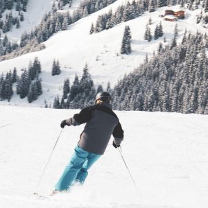 Ελβετία: Άνδρας σώζει σκιέρ που ήταν θαμμένος κάτω από χιονοστιβάδα – Δείτε βίντεο