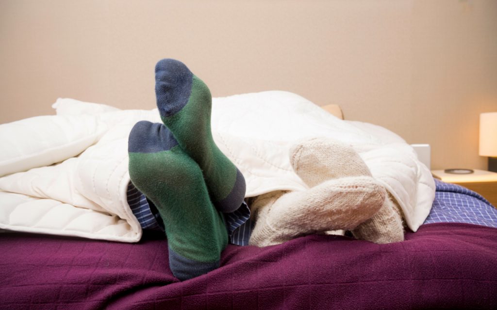 Το να κοιμάστε με κάλτσες μπορεί να σας βοηθήσει να έχετε καλύτερο ύπνο, λέει η επιστήμη