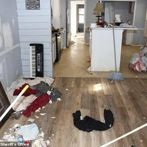 «Γονείς» παράτησαν για έναν χρόνο ανήλικο κοριτσάκι μέσα σε βρόμικο τροχόσπιτο, με 7 σκύλους και μετακόμισαν σε άλλη πολιτεία – Το σπαρακτικό γράμμα