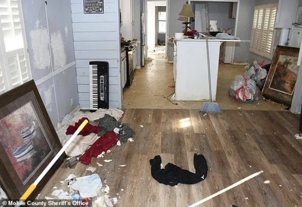 «Γονείς» παράτησαν για έναν χρόνο ανήλικο κοριτσάκι μέσα σε βρόμικο τροχόσπιτο, με 7 σκύλους και μετακόμισαν σε άλλη πολιτεία – Το σπαρακτικό γράμμα