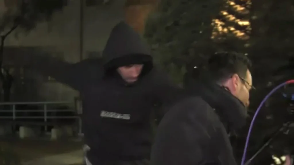 Χούλιγκανς επιτέθηκαν σε δημοσιογράφους σε ζωντανή μετάδοση έξω από το «Παπαγεωργίου», βίντεο