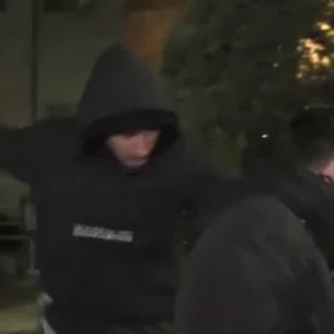 Χούλιγκανς επιτέθηκαν σε δημοσιογράφους σε ζωντανή μετάδοση έξω από το «Παπαγεωργίου», βίντεο