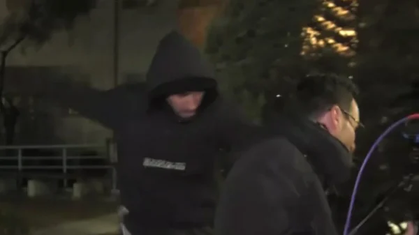 Χούλιγκανς επιτέθηκαν σε δημοσιογράφους σε ζωντανή μετάδοση έξω από το «Παπαγεωργίου», βίντεο