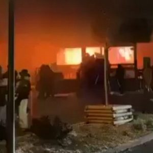 Ελβετία: Η στιγμή που παίρνει φωτιά το ταβάνι στο μπαρ του Κραν Μοντανά – «Σερβιτόρος στους ώμους συναδέλφου του έβαλε φωτιά»