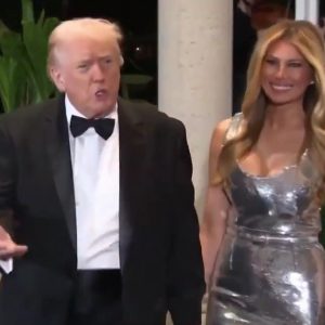 Όλα όσα έγιναν στο ρεβεγιόν του Τραμπ: Η απαστράπτουσα Μελάνια, το μήνυμα «ειρήνη στη Γη» και η δημοπρασία εκατομμυρίων