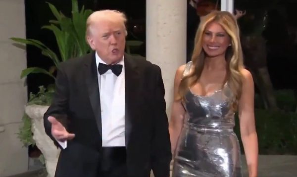 Όλα όσα έγιναν στο ρεβεγιόν του Τραμπ: Η απαστράπτουσα Μελάνια, το μήνυμα «ειρήνη στη Γη» και η δημοπρασία εκατομμυρίων
