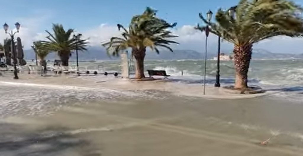 Η θάλασσα βγήκε έξω στο Ναύπλιο - Πρωτόγνωρη κατάσταση στην πόλη - Πλημμύρισαν δρόμοι, έπεσαν δέντρα