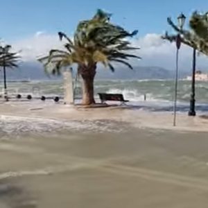 Η θάλασσα βγήκε έξω στο Ναύπλιο - Πρωτόγνωρη κατάσταση στην πόλη - Πλημμύρισαν δρόμοι, έπεσαν δέντρα