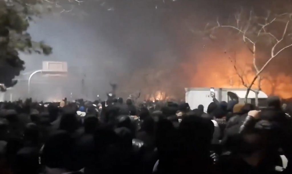 Χάος στο Ιράν: Βίντεο με πυροβολισμούς κατά διαδηλωτών – Τεχεράνη και Ουάσιγκτον εξαπολύουν απειλές