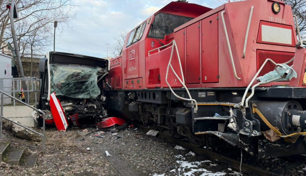 Ένας νεκρός από σύγκρουση τρένου με λεωφορείο στο λιμάνι του Αμβούργου - Δείτε φωτογραφίες