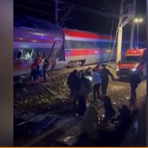 Σιδηροδρομική τραγωδία στην Ισπανία: Στους 39 νεκροί και δεκάδες τραυματίες – «Ήταν σαν ταινία φρίκης, νόμιζα όλο το τρένο θα διαλυόταν»