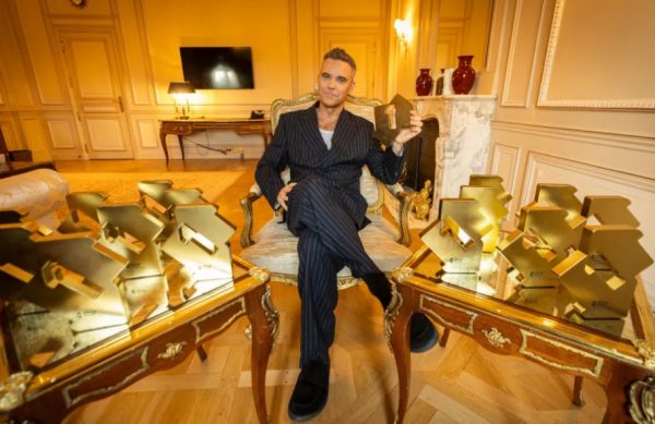 Ο Ρόμπι Γουίλιαμς ξεπέρασε τους Beatles ως ο καλλιτέχνης με τα περισσότερα άλμπουμ στην κορυφή των βρετανικών charts