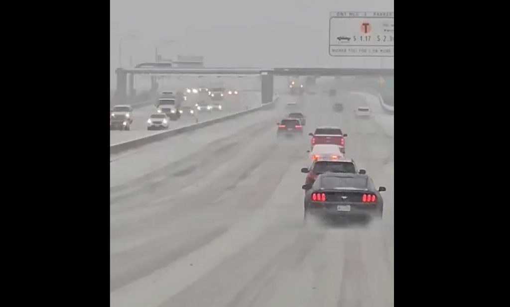 Ιστορική χιονοθύελλα στις ΗΠΑ: Άδεια ράφια σούπερ μάρκετ, πολικές θερμοκρασίες και 230.000 νοικοκυριά χωρίς ρεύμα