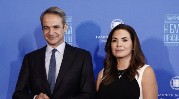 Τέλειωσε το υπουργικό, κατ΄ ιδίαν συνομιλία του πρωθυπουργού με την Όλγα Κεφαλογιάννη