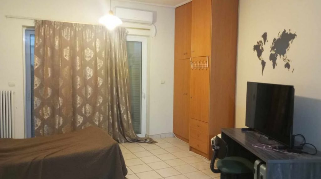 Ενοικιάζεται επιπλωμένο και πλήρως εξοπλισμένο στούντιο στο κέντρο της Λαμίας