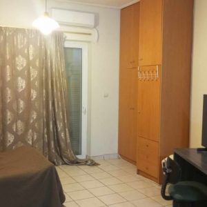 Ενοικιάζεται επιπλωμένο και πλήρως εξοπλισμένο στούντιο στο κέντρο της Λαμίας