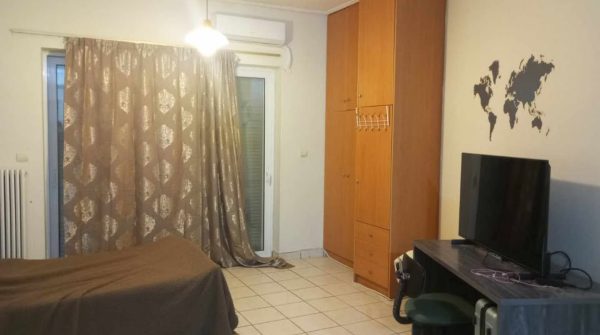 Ενοικιάζεται επιπλωμένο και πλήρως εξοπλισμένο στούντιο στο κέντρο της Λαμίας