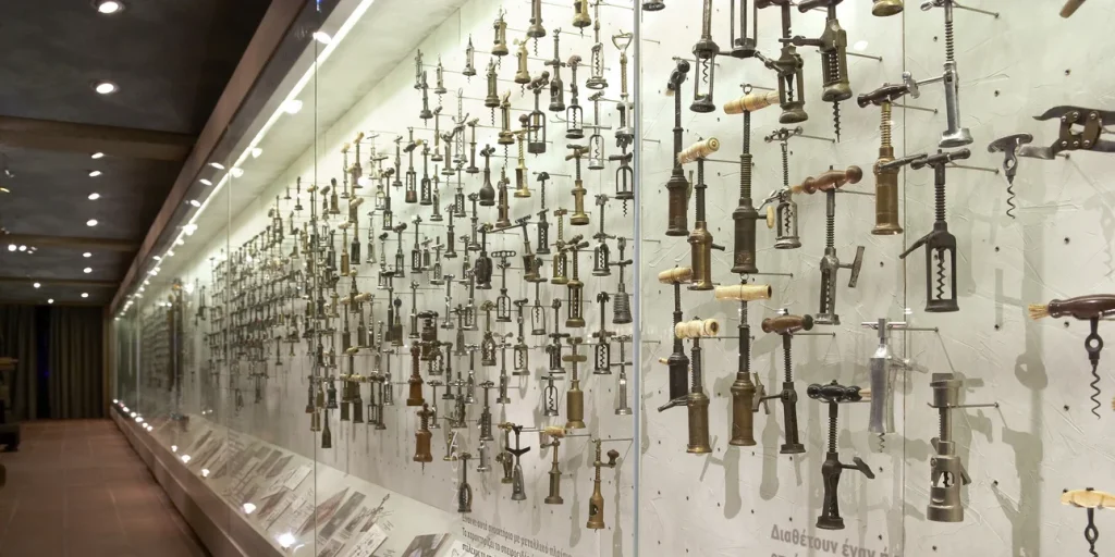 Τα σπάνια ανοιχτήρια του Μουσείου Οίνου Γεροβασιλείου: Σκαλιστά, διακοσμημένα, από το 1700 (ΦΩΤΟ)