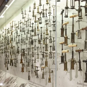 Τα σπάνια ανοιχτήρια του Μουσείου Οίνου Γεροβασιλείου: Σκαλιστά, διακοσμημένα, από το 1700 (ΦΩΤΟ)