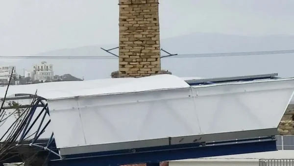 Σύρος: Αποκολλήθηκε μέρος του στεγάστρου στο γήπεδο της Ερμούπολης από τον δυνατό αέρα