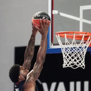 Ο Ταϊρίκ Τζόουνς συστήθηκε με κάρφωμα στους φιλάθλους του Ολυμπιακού στο ντεμπούτο του με την Καρδίτσα