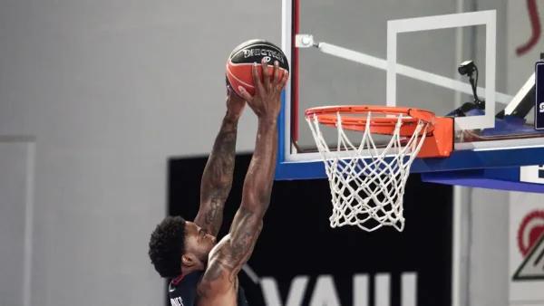 Ο Ταϊρίκ Τζόουνς συστήθηκε με κάρφωμα στους φιλάθλους του Ολυμπιακού στο ντεμπούτο του με την Καρδίτσα