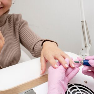 Ζητούνται τεχνίτριες νυχιών από την εταιρεία Lisnail Professional