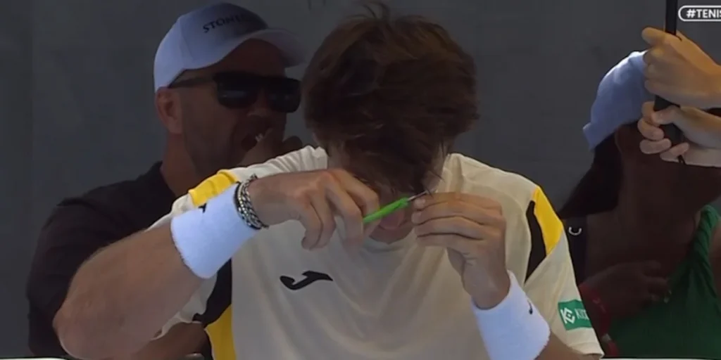 Δεν έχει ξαναγίνει: Τενίστας στο Αυστραλιανό Open... εν μέσω του αγώνα έκοψε μόνος του τα μαλλιά του γιατί τον ενοχλούσαν