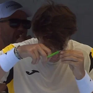 Δεν έχει ξαναγίνει: Τενίστας στο Αυστραλιανό Open... εν μέσω του αγώνα έκοψε μόνος του τα μαλλιά του γιατί τον ενοχλούσαν