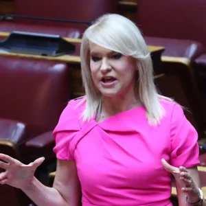 Αποχώρησε ο Λαζαρίδης μετά τις δηλώσεις Τζάκρη περί «αλητείας της ΝΔ» για την Καρυστιανού – Ένταση στον «αέρα»