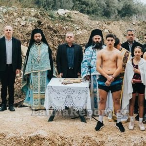 Μαθήτρια βούτηξε και έπιασε τον Σταυρό στον Γοργοπόταμο (ΒΙΝΤΕΟ-ΦΩΤΟ)