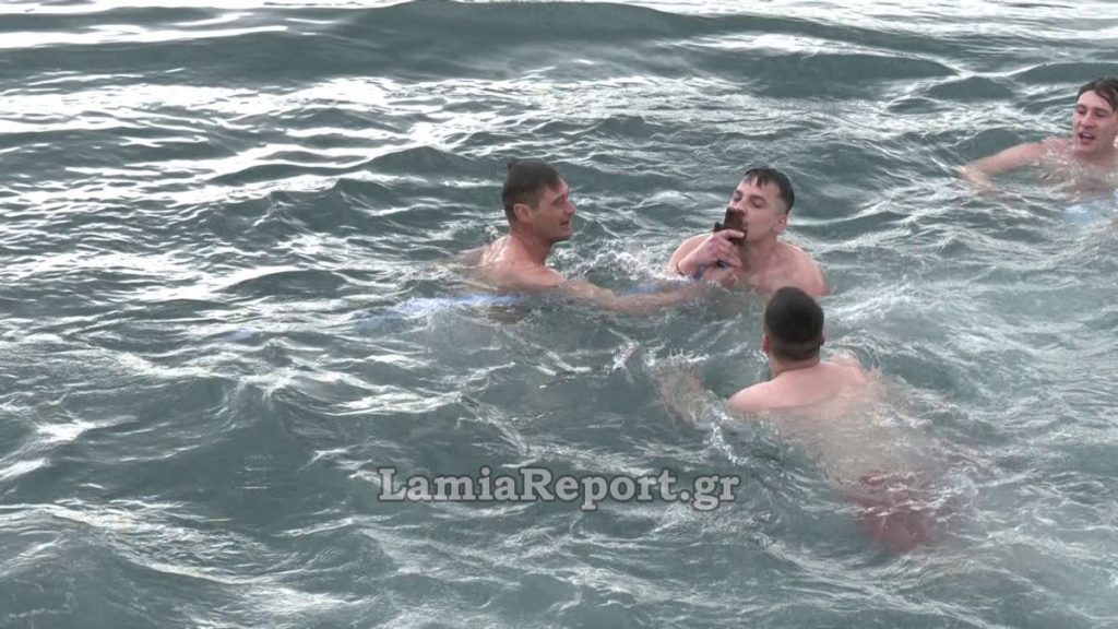 Πολύς κόσμος στο λιμάνι της Στυλίδας για τον Καθαγιασμό των Υδάτων (ΒΙΝΤΕΟ)