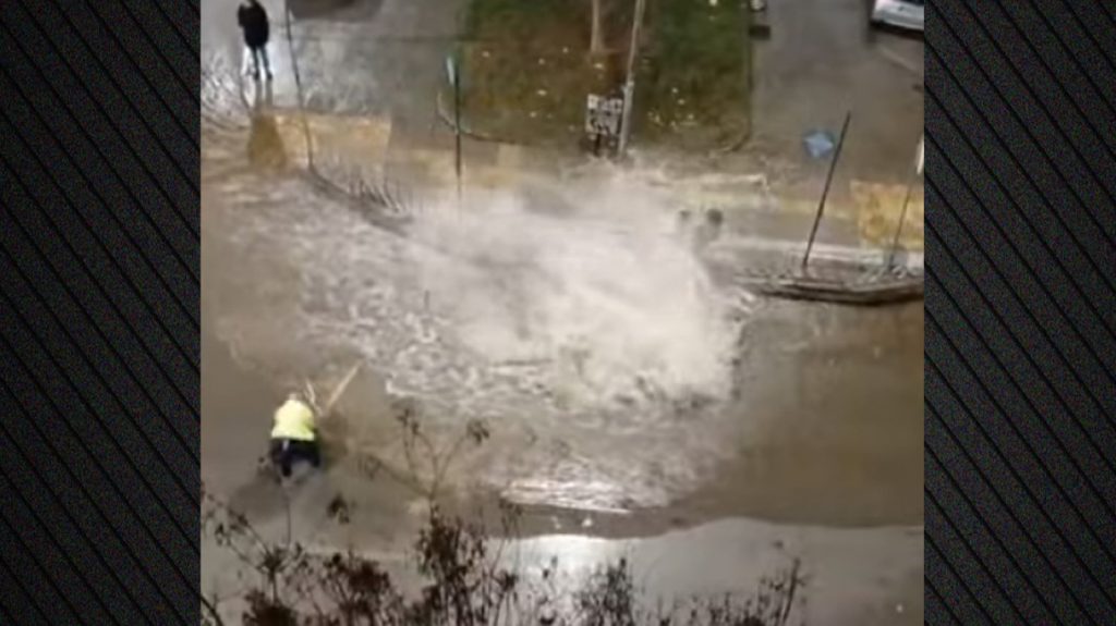 Έσκασε αγωγός νερού στη Θεσσαλονίκη, τέσσερις τραυματίες - Δείτε βίντεο