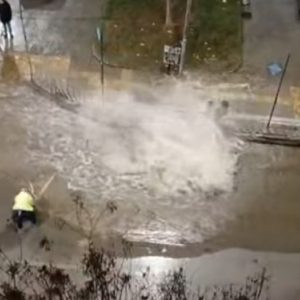 Έσκασε αγωγός νερού στη Θεσσαλονίκη, τέσσερις τραυματίες - Δείτε βίντεο