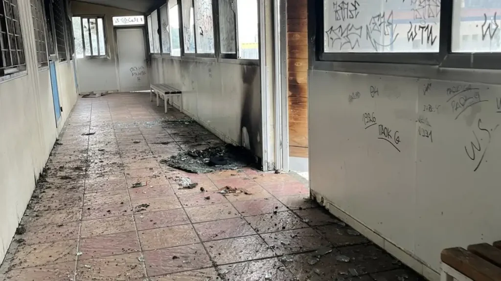 Θεσσαλονίκη: Νεαροί έβαλαν φωτιά σε σχολείο, σοβαρές υλικές ζημιές - Δείτε φωτογραφίες