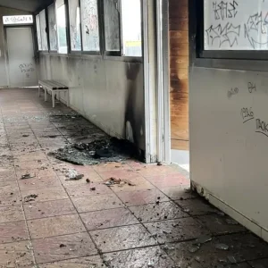 Θεσσαλονίκη: Νεαροί έβαλαν φωτιά σε σχολείο, σοβαρές υλικές ζημιές - Δείτε φωτογραφίες