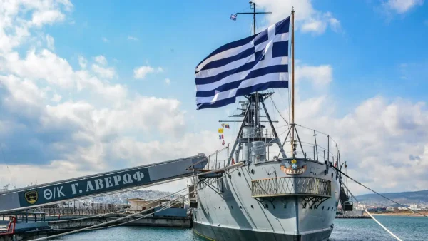 «Κίμων»: Το θωρηκτό «Αβέρωφ» υποδέχεται την υπερσύγχρονη φρεγάτα Belharra